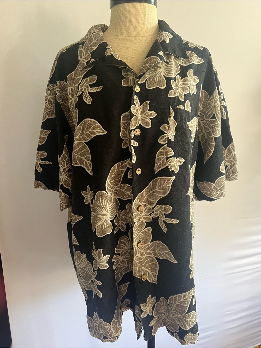 Batik Bay 100% Silk Mens Hawaiian Floral Button-Up Shirt Coconut Buttons L 0067